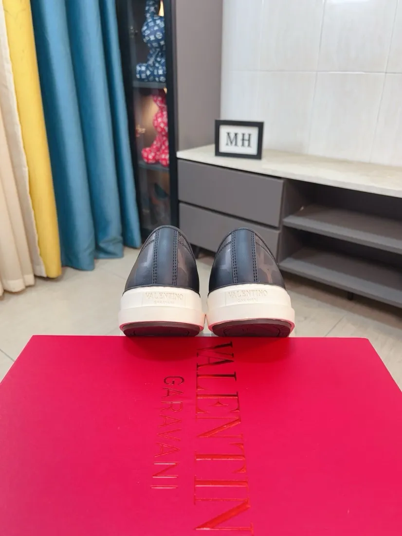 Men's shoes 💰500🌸🌸[Valentino] Couple model, official website 1:1 replica, fashionable casual men's shoes 🔜The upper is made of imported high-quality original special upper sheepskin lining, the upper foot is very stylish, personalized fashionable rubber wear-resistant outsole, size: 35-44 (45 can be customized)